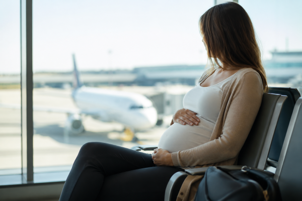 ¿Hasta cuándo se puede viajar en avión durante el embarazo?